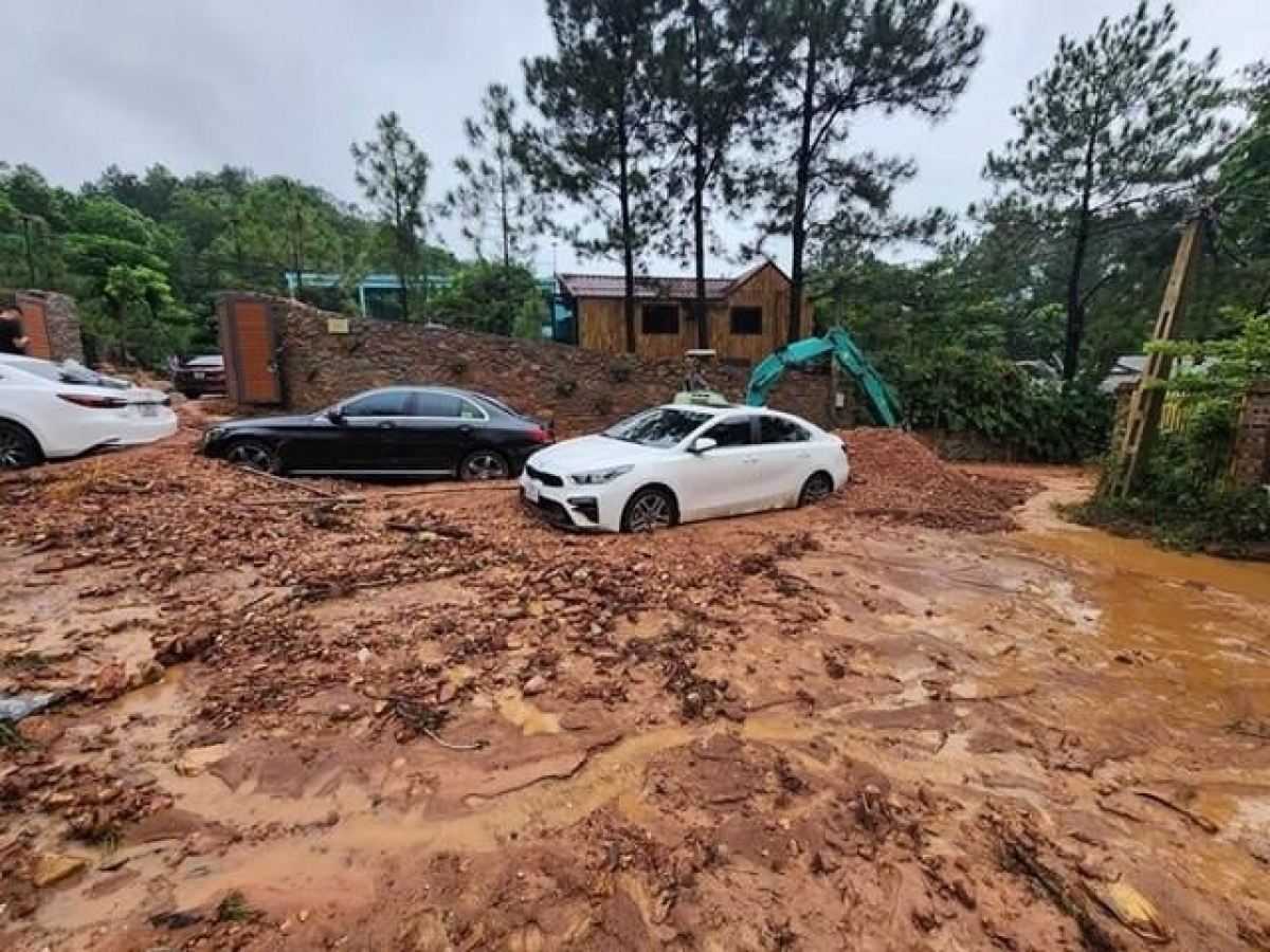 Nhiều ô tô mắc kẹt trong bùn đất sau trận mưa lớn ở huyện Sóc Sơn hôm 4/8.