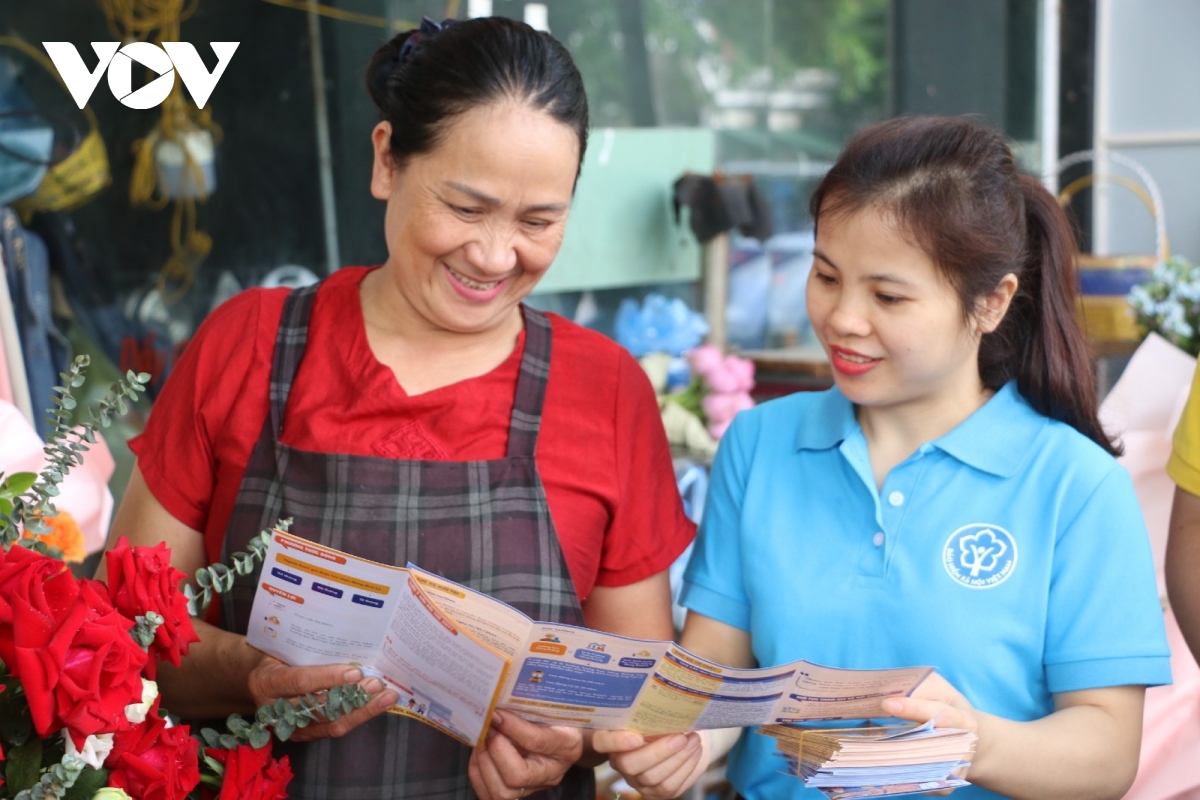 Ngành Bảo hiểm xã hội Lạng Sơn phối hợp với các Ngân hàng tuyên truyền đến người thụ hưởng các chế độ bảo hiểm xã hội về tiện ích của việc chi trả lương hưu, trợ cấp qua tài khoản cá nhân; hướng dẫn người hưởng các thủ tục lập tài khoản ngân hàng, cách sử dụng thẻ để rút tiền qua hệ thống ATM hoặc qua internet banking.