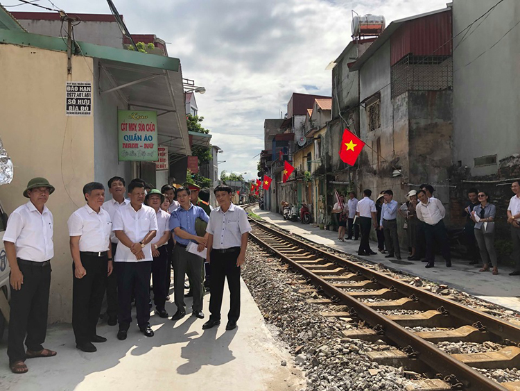 Ông Nguyễn Xuân Bình, Phó Chủ tịch UBND TP. Hải Phòng kiểm tra việc thi công các ngõ dân sinh giáp với đường sắt.
