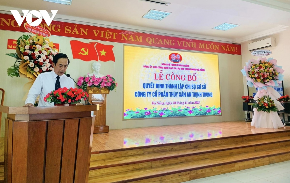 Ông Phạm Văn Hòa, Phó Bí thư Thường trực Đảng ủy Khu Công nghệ cao và Các KCN Đà Nẵng công bố thành lập chi bộ Đảng tại một doanh nghiệp.