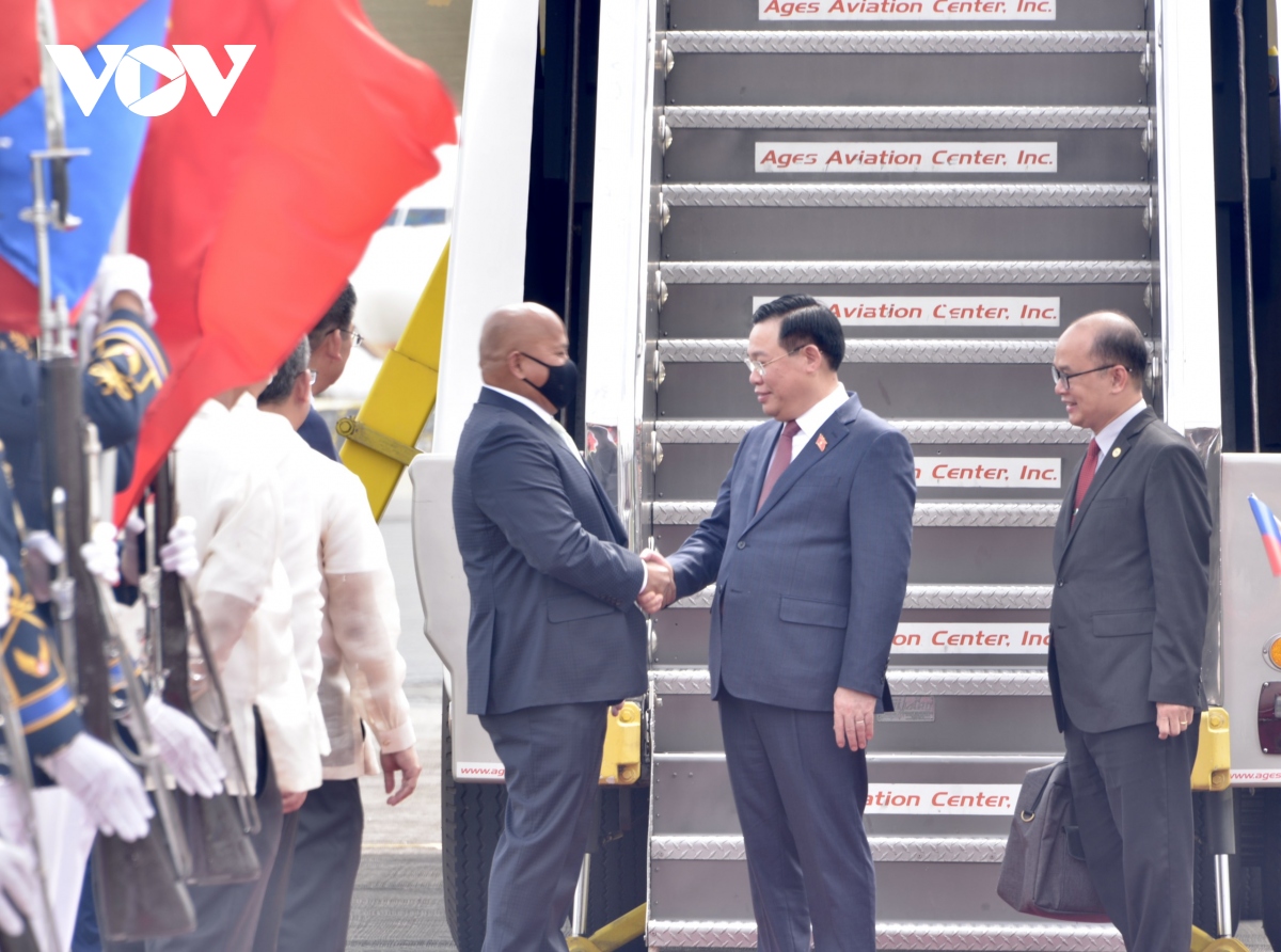 Lễ đón tiếp trọng thị Chủ tịch Quốc hội Vương Đình Huệ và Đoàn đại biểu cấp cao Quốc hội Việt Nam tại sân bay.