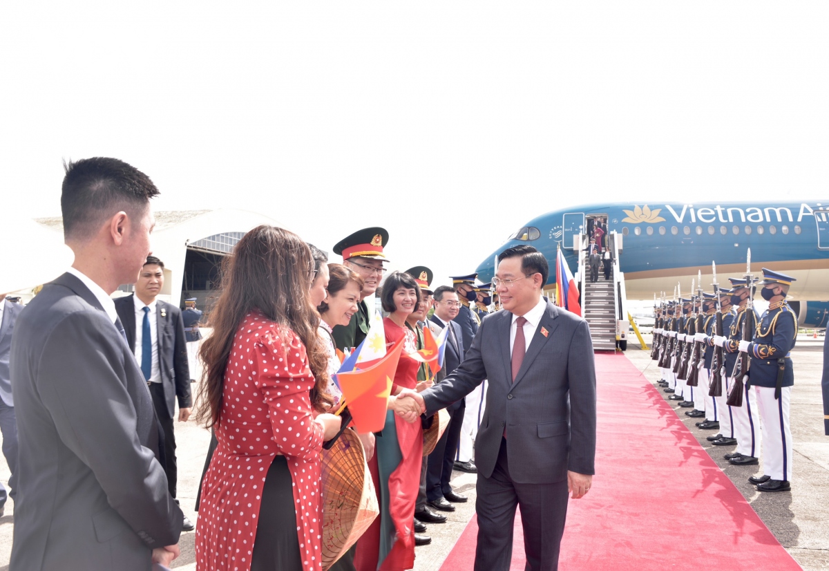 Cán bộ, nhân viên Đại sứ quán Việt Nam tại Philippines đón Chủ tịch Quốc hội và đoàn Việt Nam.
