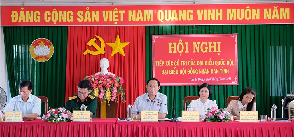 Phó Chủ tịch Quốc hội Trần Quang Phương (ngồi chính giữa) lắng nghe kiến nghị của cử tri.