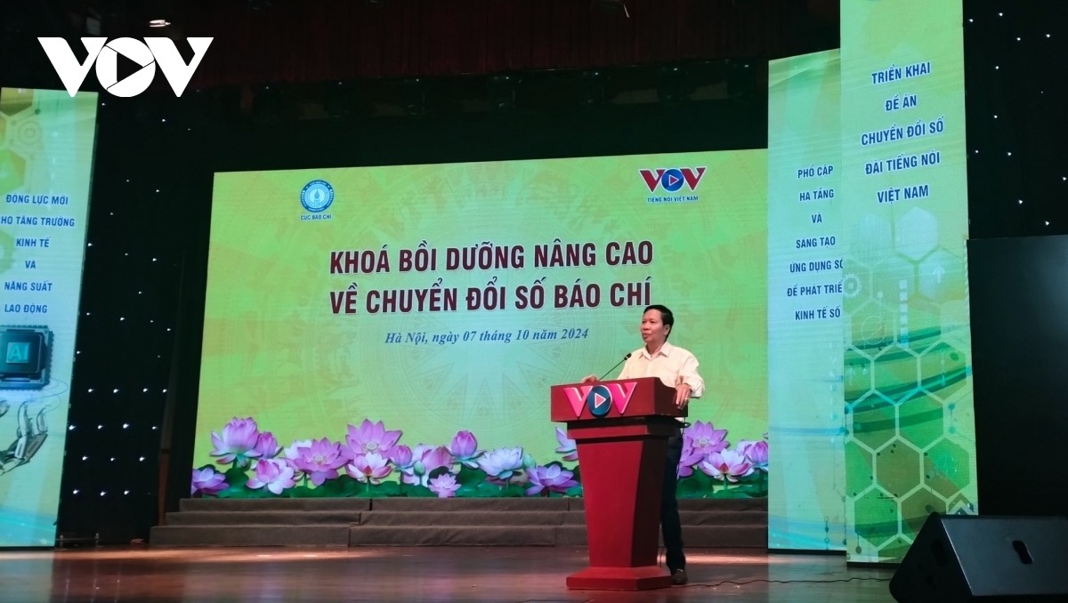 Phó Tổng Giám đốc VOV Vũ Hải Quang, Trưởng ban Xây dựng đề án chuyển đổi số của Đài phát biểu tại khóa bồi dưỡng.