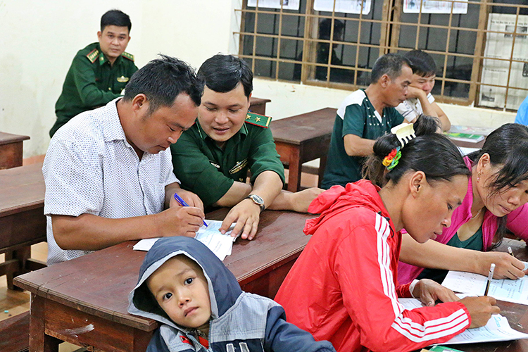 BĐBP Đồn BP Ea'Hleo tổ chức lớp xóa mù chữ cho phụ nữ nghèo tại xã Ie Rve, Ea Súp, Đắk Lắk 