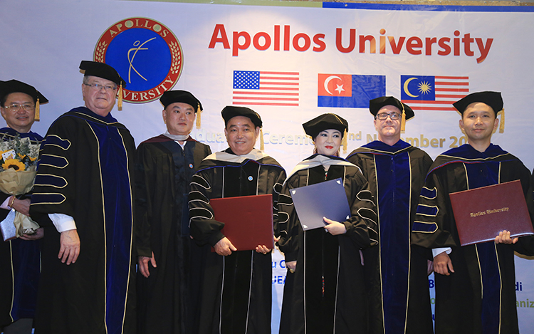 Doanh nhân Huỳnh Uy Dũng và vợ Nguyễn Phương Hằng đã được trao bằng Tiến sĩ, Giáo sư danh dự của trường đại học danh tiếng Apollos Hoa Kỳ.