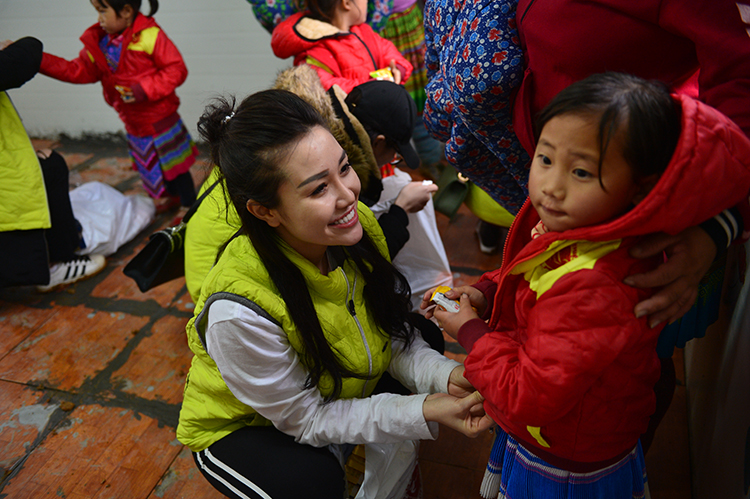 Trao áo ấm yêu thương tới các em nhỏ trường Cu Ty Chải (Mường Khương, Lào Cai)