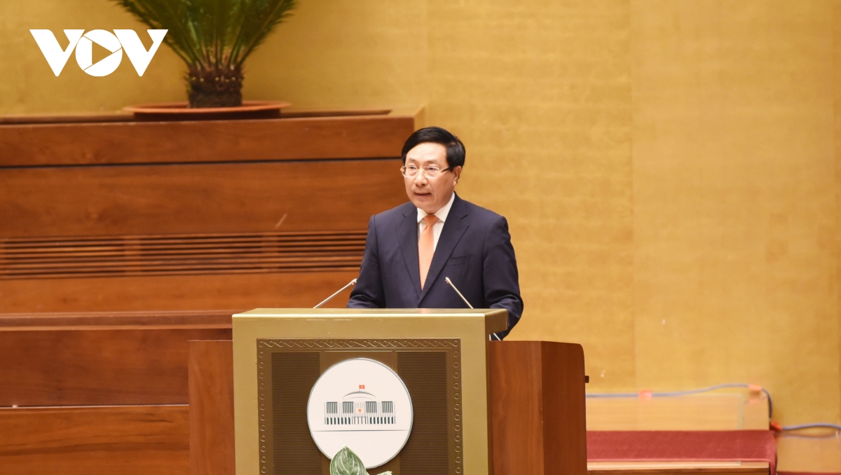 Phó Thủ tướng Thường trực Chính phủ Phạm Bình Minh trình bày báo cáo tại Hội nghị.
