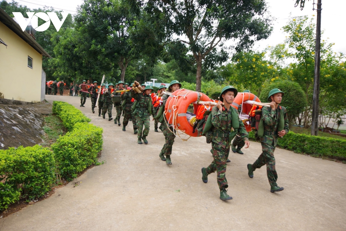 Bộ Chỉ huy Quân sự tỉnh Quảng Bình điều động lực lượng hỗ trợ cứu hộ cứu nạn trong mưa bão.