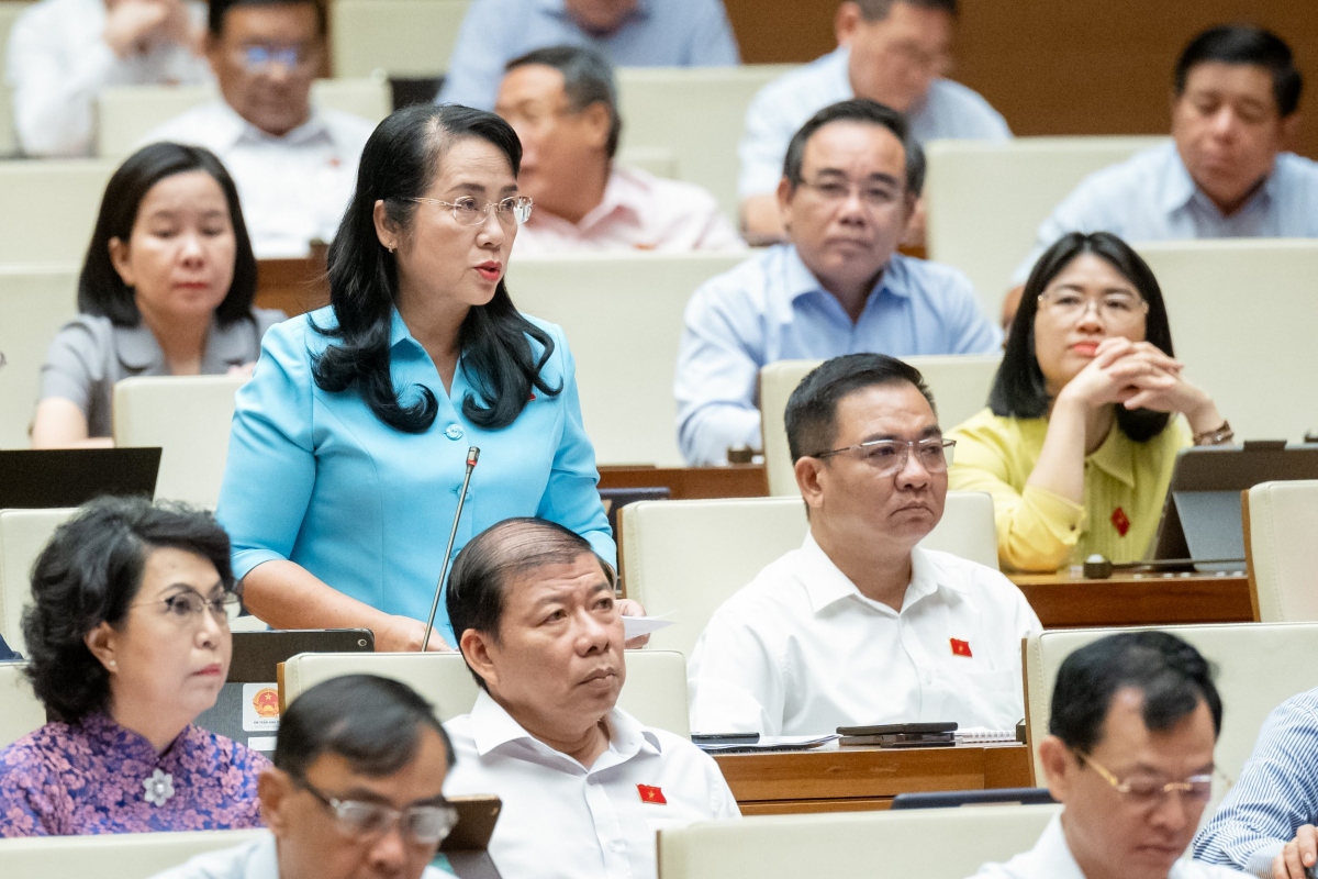 Đại biểu Trần Kim Yến - Đoàn ĐBQH TP. Hồ Chí Minh đặt câu hỏi với Bộ trưởng TN-MT Đặng Quốc Khánh về giải pháp về nguyên vật liệu cho các dự án đặc biệt quan trọng.