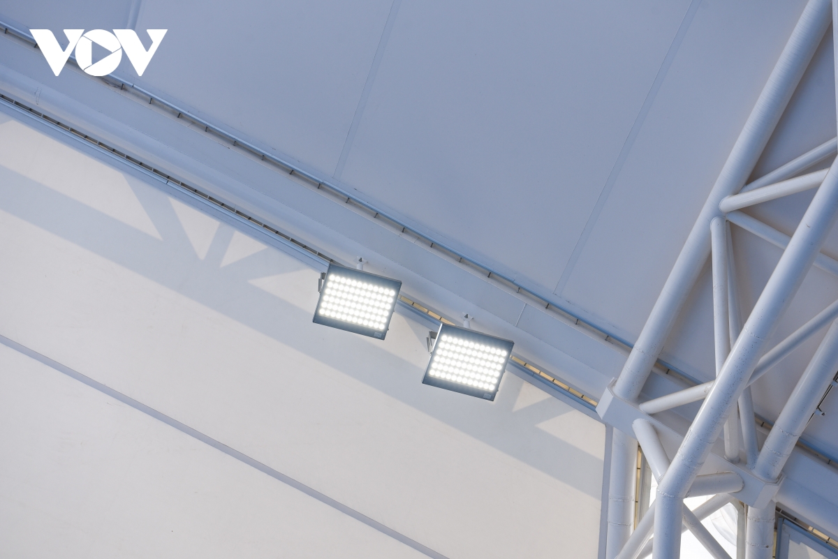 Bên trong sân, cụm 12 đèn LED công suất lớn được lắp đặt trên mái nhằm cung cấp ánh sáng cho sân đấu bất kể ngày hay đêm.