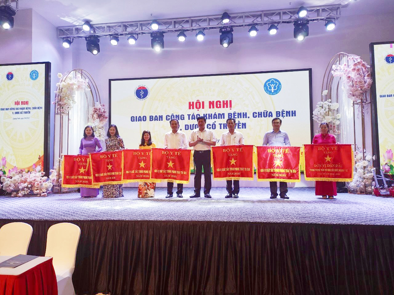 Sao Thái Dương nhận cờ thi đua của Bộ Y tế.
