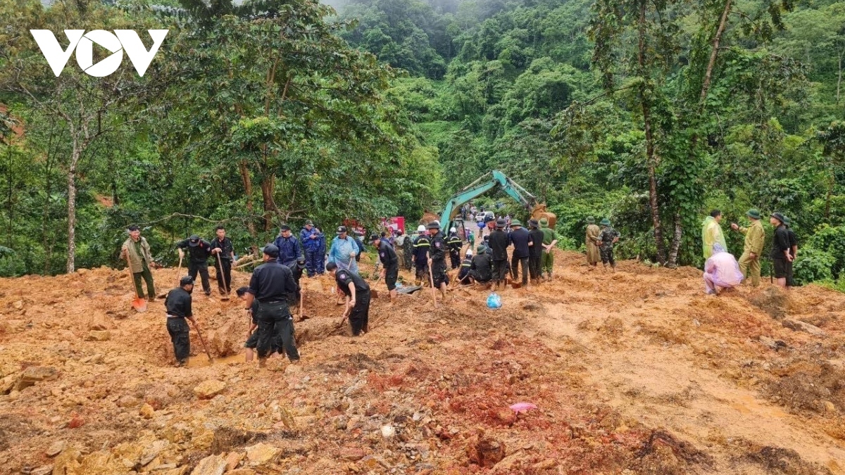 Các lực lượng đang tích cực tham gia tìm kiếm cứu nạn tại điểm sạt lở ở Hà Giang.