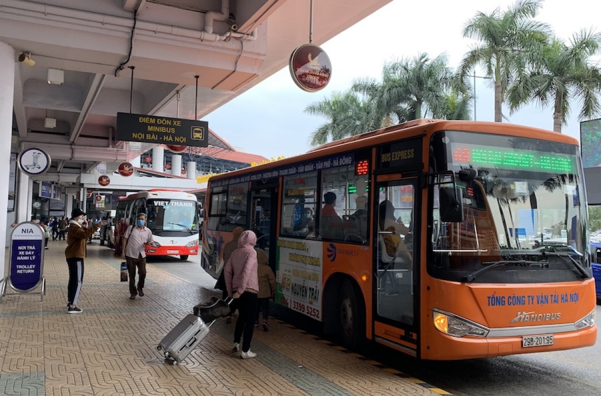 Thành phố Hà Nội hiện đã có 6 tuyến xe buýt kết nối đến Cảng hàng không quốc tế Nội Bài.