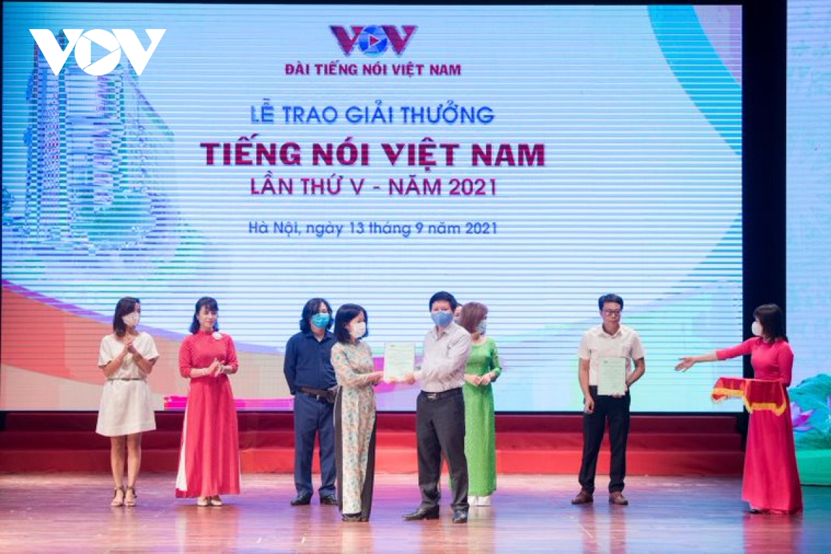 Phó Tổng Giám đốc VOV Vũ Hải Quang trao giải Khuyến khích cho các tác giả.