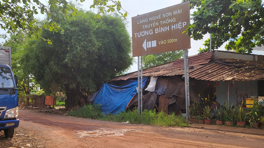 Khu đi vào làng nghề sơn mài tập trung ở phường Tương Bình Hiệp đã được gắn bảng chỉ dẫn nhưng mãi vẫn chưa xây dựng các hạng mục.