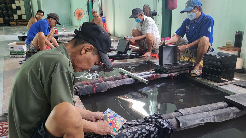 Hiện nay, một số cơ sở chưa đảm bảo về môi trường đang tạm ngưng hoạt động chờ di dời nhà xưởng vào khu tập trung.