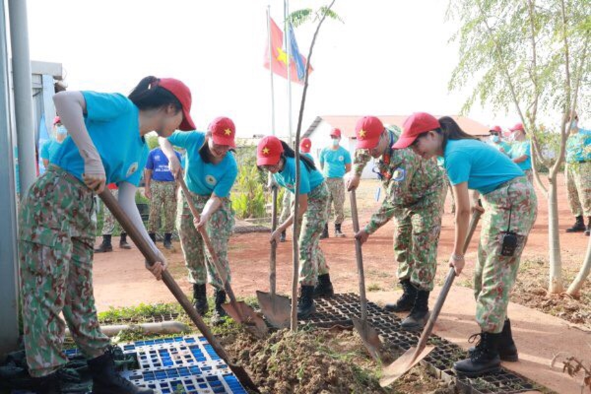 Lính mũ nồi xanh Việt Nam ra quân trồng cây xanh đầu năm 2022 tại Nam Sudan,