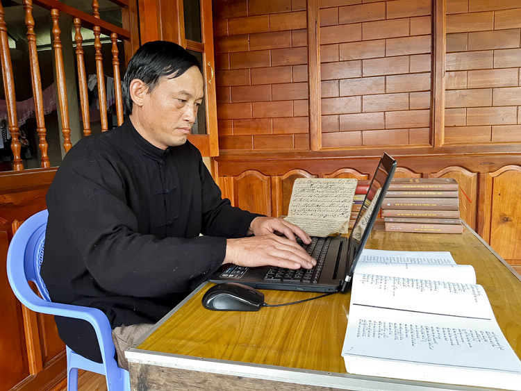 Anh Tòng Văn Hân đã có gần 20 năm làm công tác sưu tầm, nghiên cứu văn hóa Thái đen.