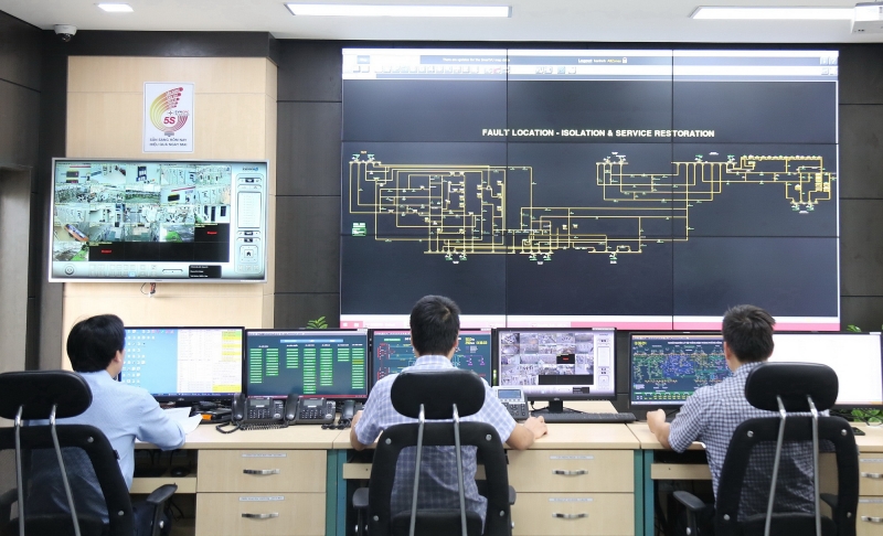 Toàn bộ các trạm biến áp phụ trải và đường dây được quản lý bằng hình ảnh từ xa tại trung tâm điều khiển hỗ trợ đắc lực cho công nhân ngành điện.