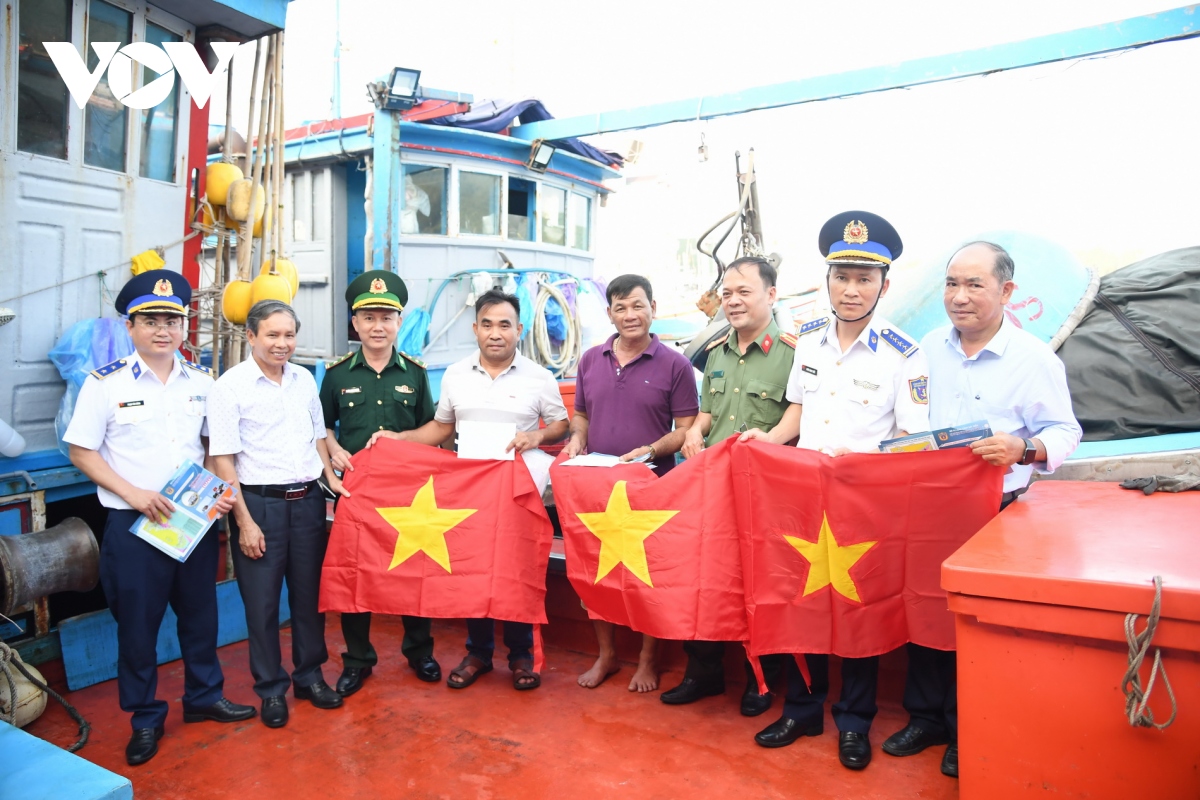 Tặng cờ Tổ quốc cho các chủ tàu cá kết hợp tuyên truyền IU.