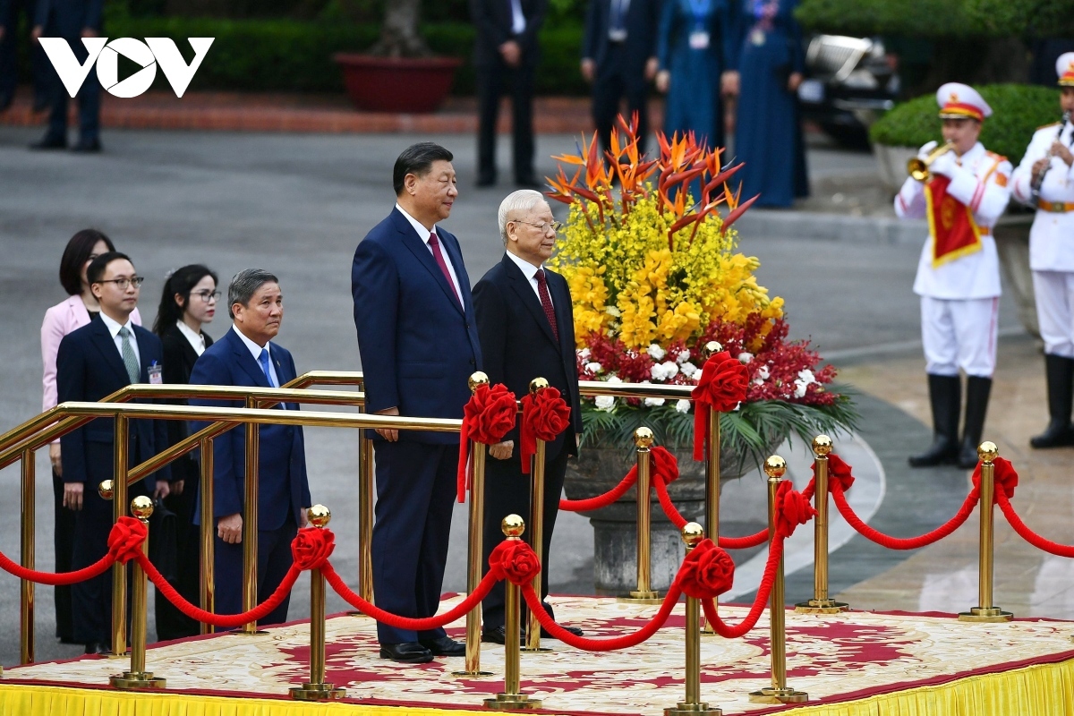 Ngày 12/12/2023, Tổng Bí thư Nguyễn Phú Trọng và Phu nhân chủ trì Lễ đón chính thức Tổng Bí thư, Chủ tịch nước Trung Quốc Tập Cận Bình và Phu nhân thăm cấp Nhà nước đến Việt Nam.