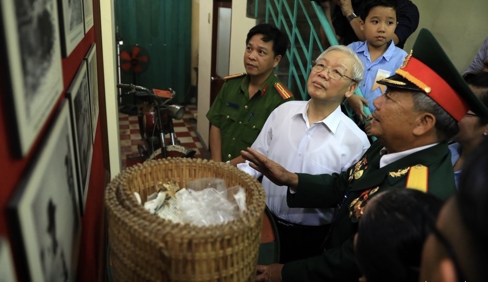 Tổng Bí thư nghe ông Phan Văn Hôn - chiến sĩ biệt động Sài Gòn, kể về các trận đánh. (Ảnh: BT)