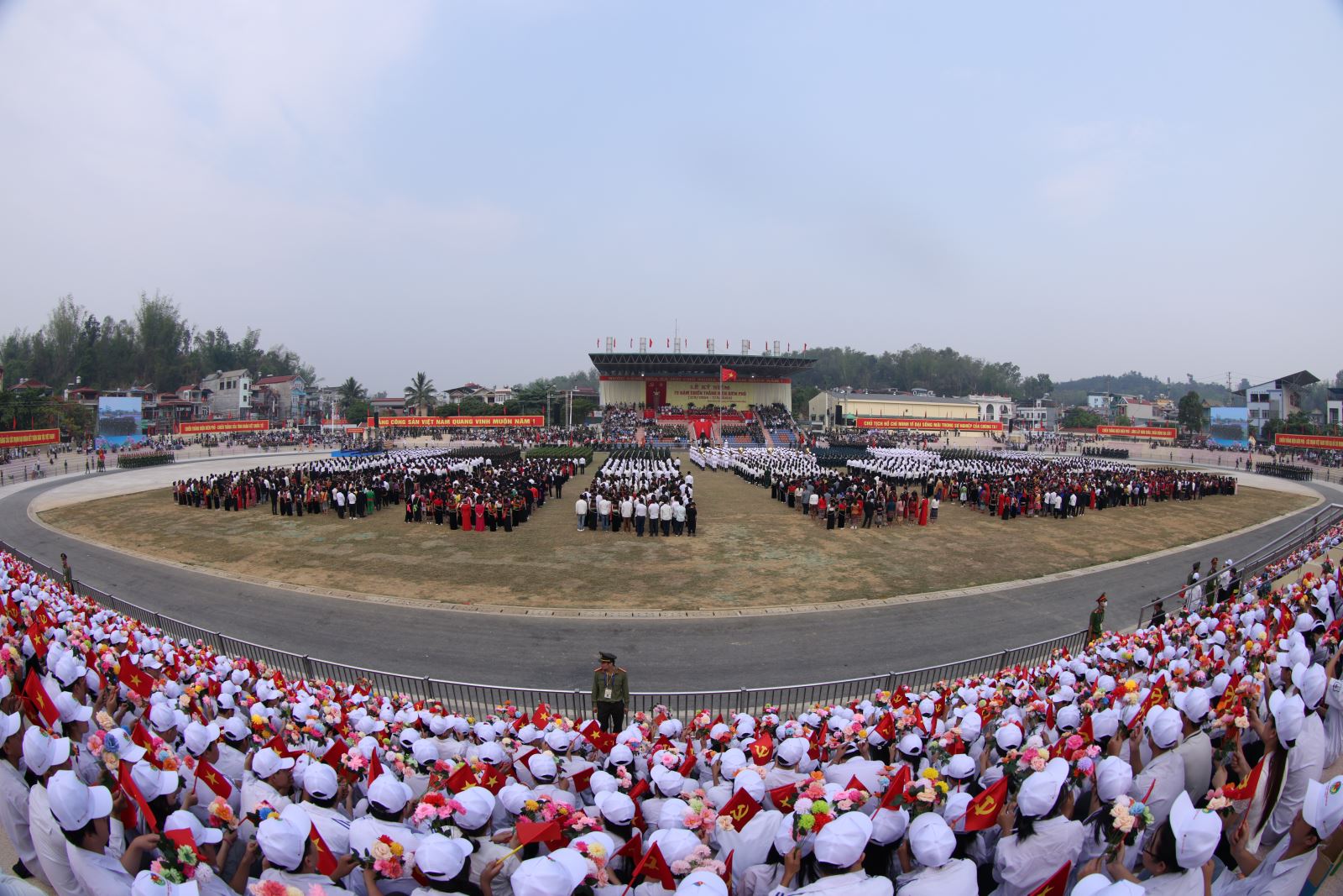 Toàn cảnh buổi Tổng duyệt Lễ Kỷ niệm 70 năm chiến thắng Điện Biên Phủ tại sân vận động tỉnh Điện Biên.