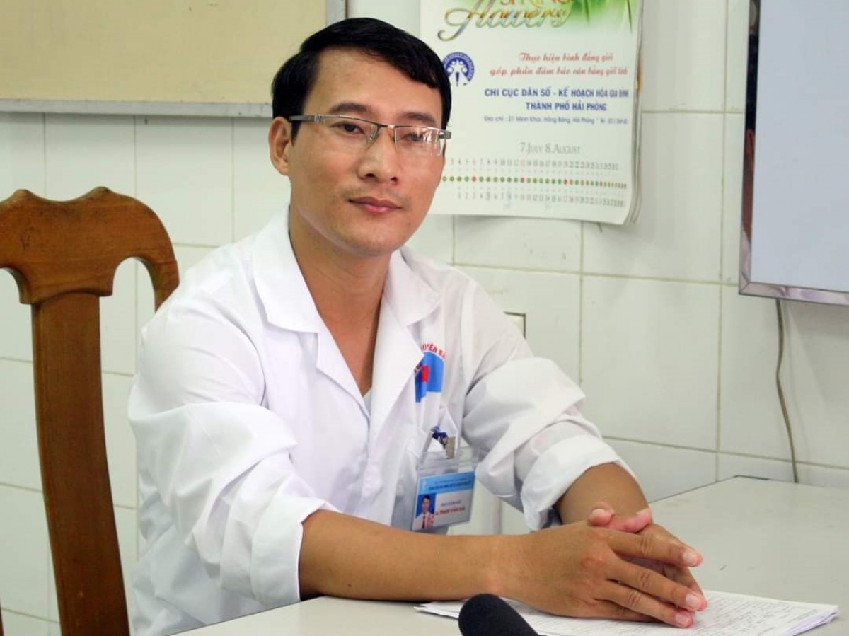Theo Bác sĩ Phạm Văn Hải, Giám đốc Trung tâm y tế quân dân y Bạch Long Vĩ, ngoài nâng lương, cần chế độ ưu đãi đặc biệt cho bác sĩ trẻ có trình độ công tác ngoài đảo xa.