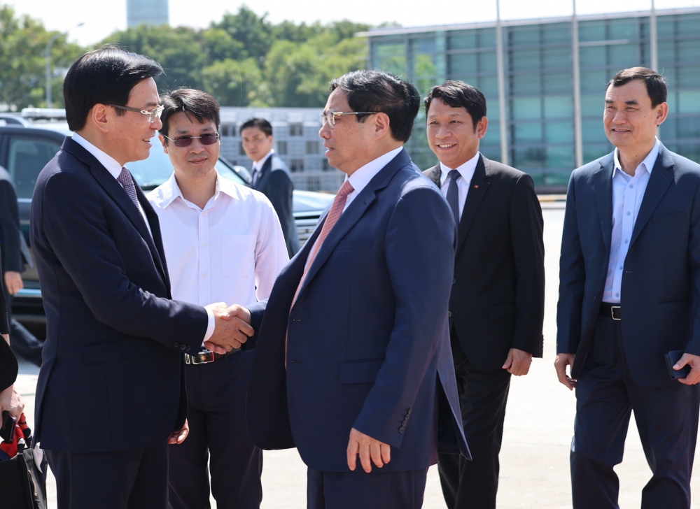 Bộ trưởng, Chủ nhiệm Văn phòng Chính phủ Trần Văn Sơn tiễn Thủ tướng Phạm Minh Chính tại sân bay.