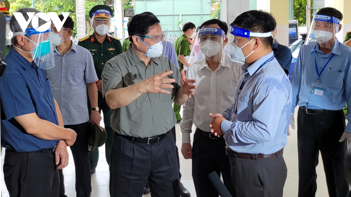 Thủ tướng Phạm Minh Chính trao đổi với lãnh đạo phường Cát Lái.