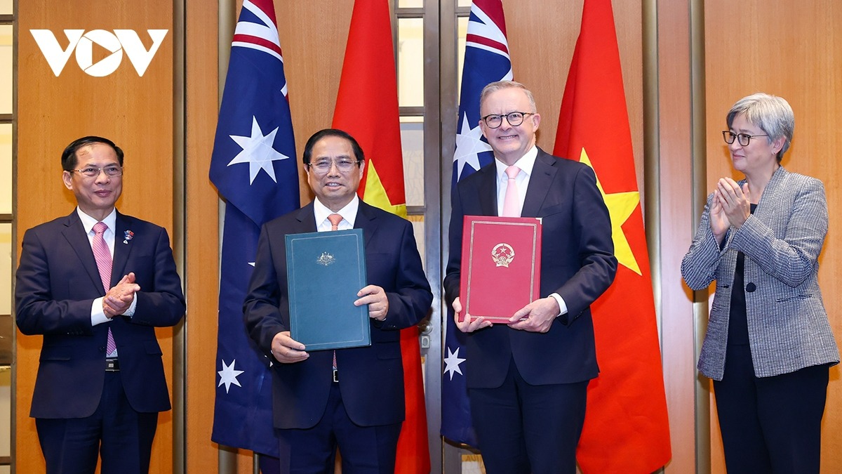 Thủ tướng Australia Anthony Albanese và Thủ tướng Phạm Minh Chính trao đổi văn kiện ký kết.