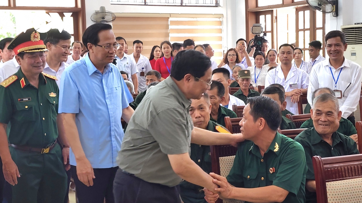 Thủ tướng Phạm Minh Chính thăm hỏi các thương bệnh binh.