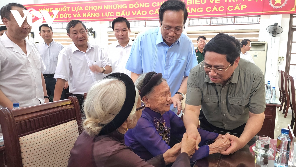 Thủ tướng thăm hỏi các Mẹ Việt Nam anh hùng.