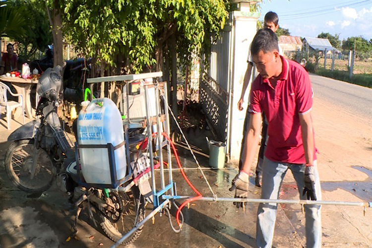Sáng chế xe máy phun thuốc trừ sâu của anh nông dân Phạm Văn Bình.