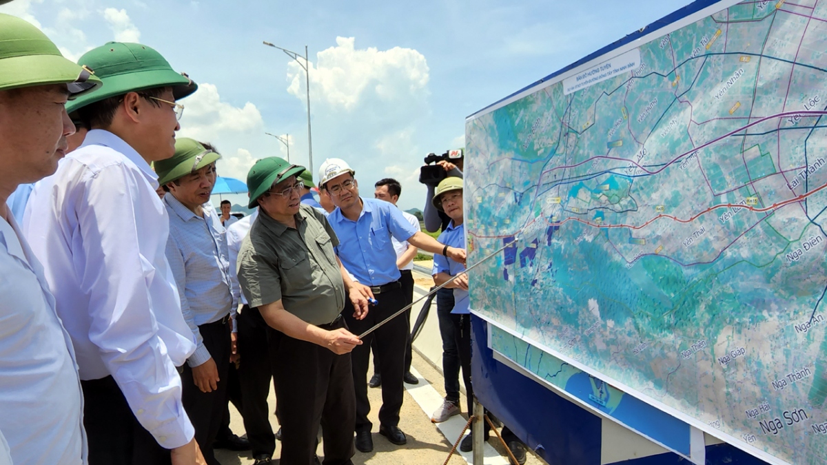 Thủ tướng Phạm Minh Chính biểu dương tỉnh Ninh Bình đã khởi công, triển khai giai đoạn 1 của dự án. Tuyến đường Đông - Tây.