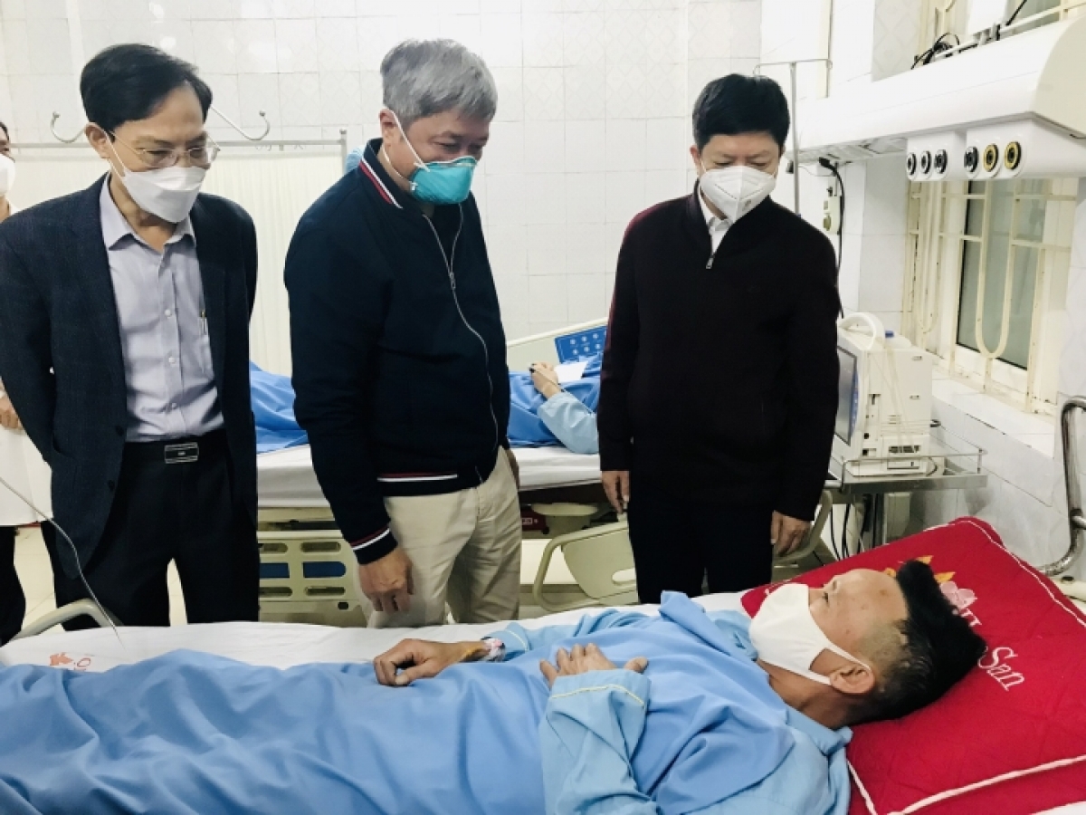 Thứ trưởng Bộ Y tế Nguyễn Trường Sơn (giữa) thăm hỏi sức khoẻ các bệnh nhân. (Ảnh: Thái Bình)