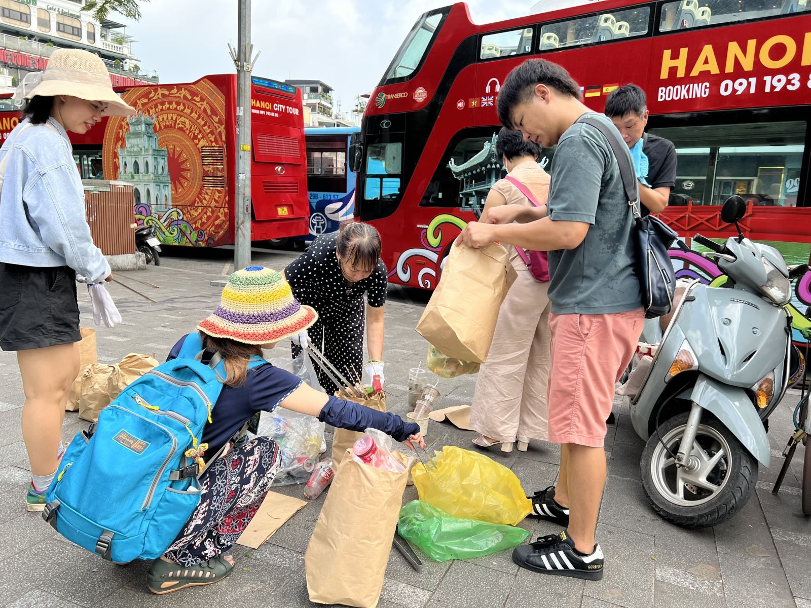 Tình nguyên viên phân chia các loại rác thải.