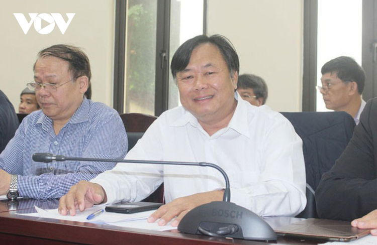 PGS.TS Nguyễn Quốc Dũng - Giám đốc Học viện Chính trị khu vực II (áo trắng).