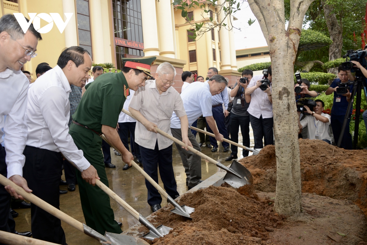 Tổng Bí thư Nguyễn Phú Trọng trồng cây lưu niệm tại Trụ sở Tỉnh ủy Lạng Sơn.