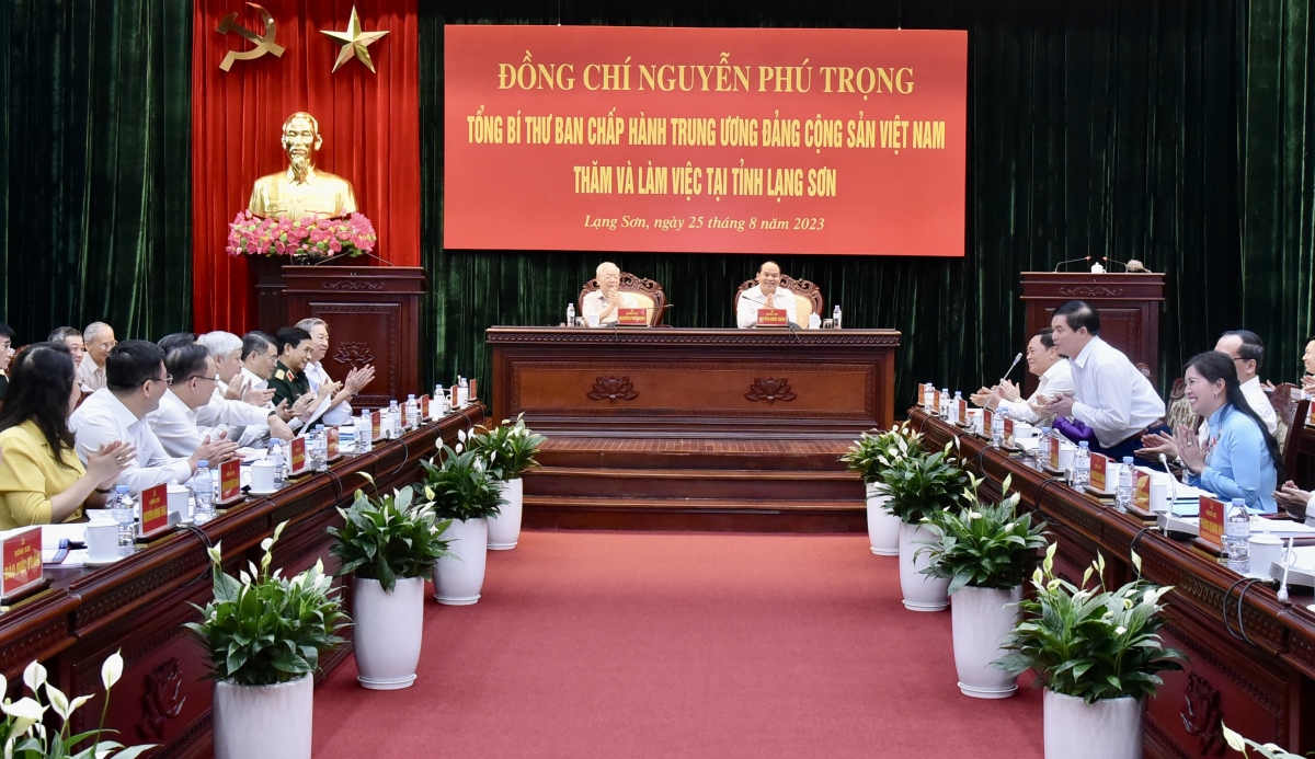 Quang cảnh buổi làm việc giữa Tổng Bí thư với Ban Thường vụ Tỉnh uỷ và tập thể lãnh đạo chủ chốt tỉnh Lạng Sơn.