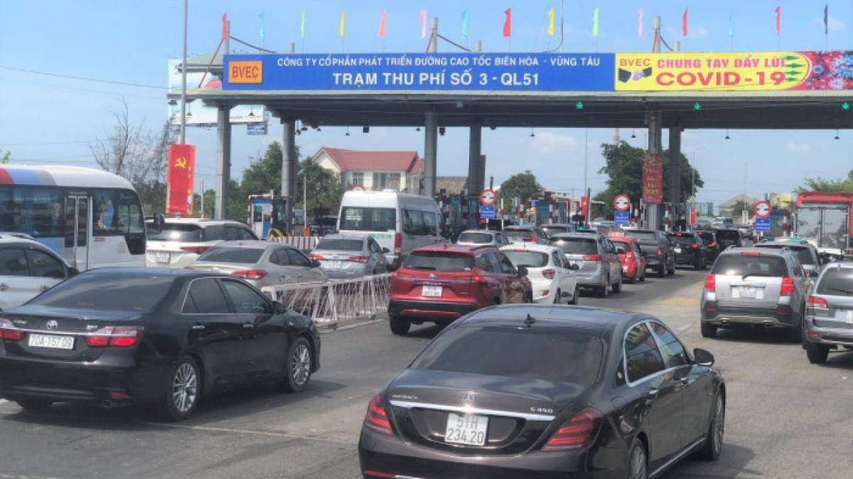 Cục Đường bộ Việt Nam sẽ tạm dừng thu phí tại các trạm thu phí thuộc dự án đầu tư xây dựng mở rộng Quốc lộ 51 theo hình thức hợp đồng BOT vào thời điểm 7h sáng ngày 13/1/2023.
