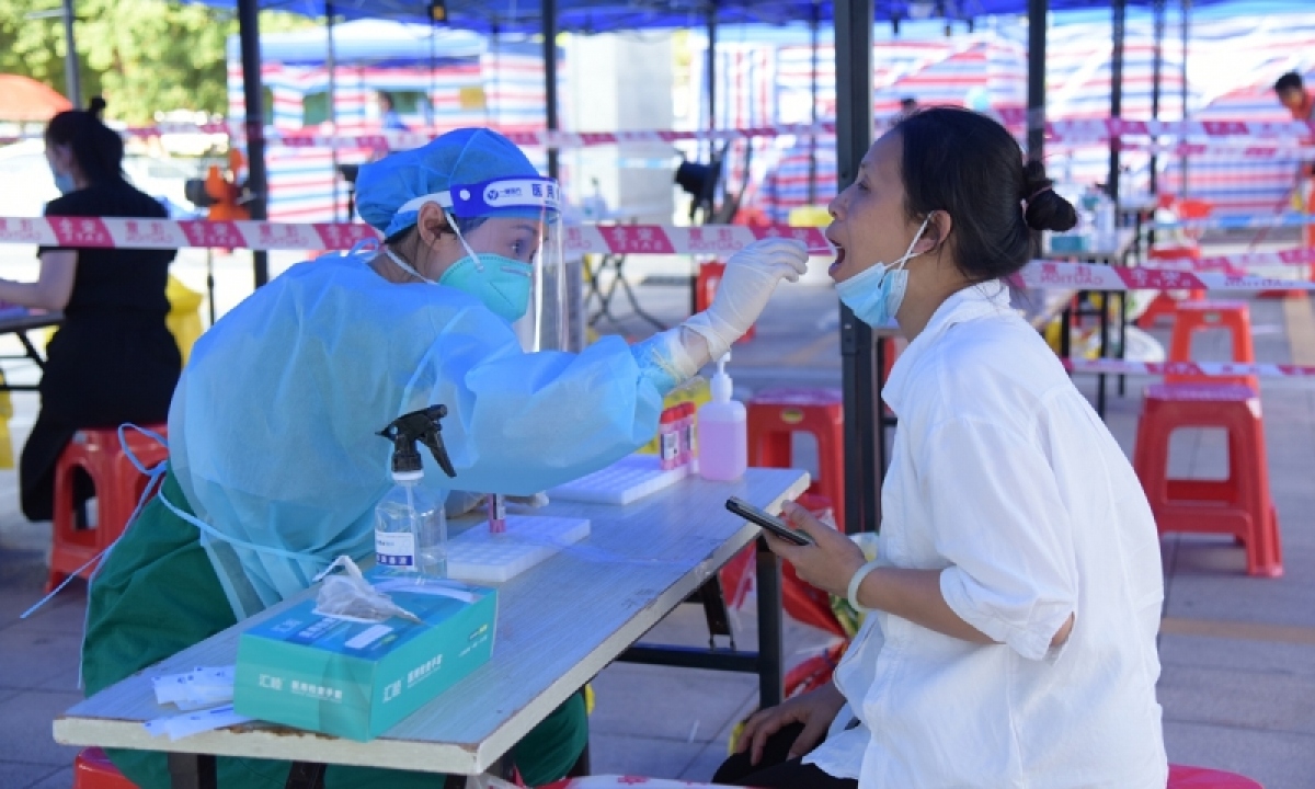 Người dân ở tỉnh Quảng Đông xét nghiệm PCR ngày 15/9. Ảnh: IC