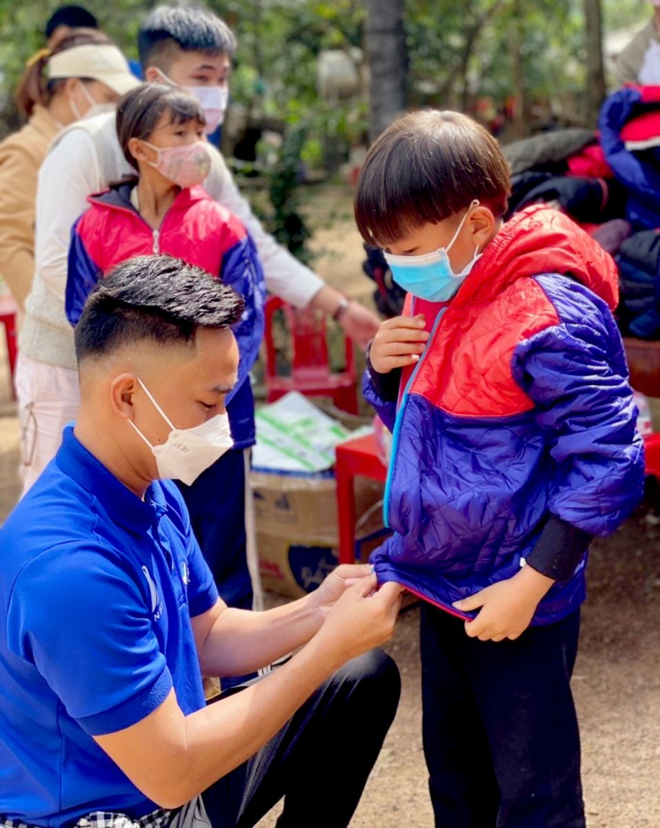 Chương trình tình nguyện Mùa đông trao tặng hàng ngàn áo ấm cho thiếu nhi vùng khó khăn do Câu lạc bộ Thiện Tâm 47 triển khai.