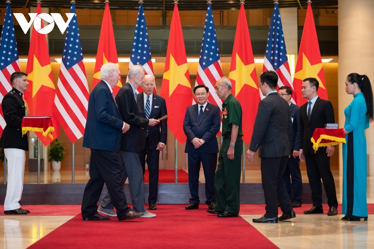 Tổng thống Joe Biden và Chủ tịch Quốc hội Vương Đình Huệ đã chứng kiến lãnh đạo Hội Cựu chiến binh và Bộ Quốc phòng Việt Nam và Hoa Kỳ trao tặng các kỷ vật chiến tranh giữa hai bên.