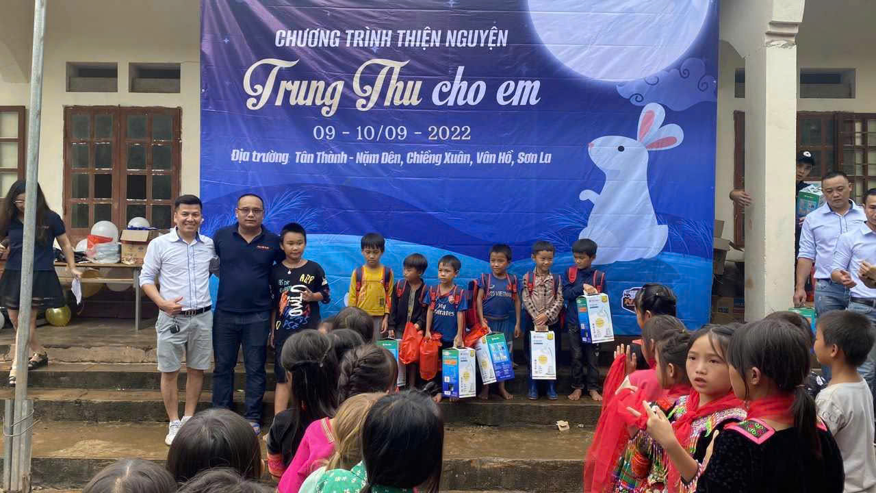 Chương trình “Trung thu cho em” được KIên và nhóm thiện nguyện tổ chức tại điểm trường tiểu học ở xã Chiềng Xuân (huyện Vân Hồ, Sơn La).