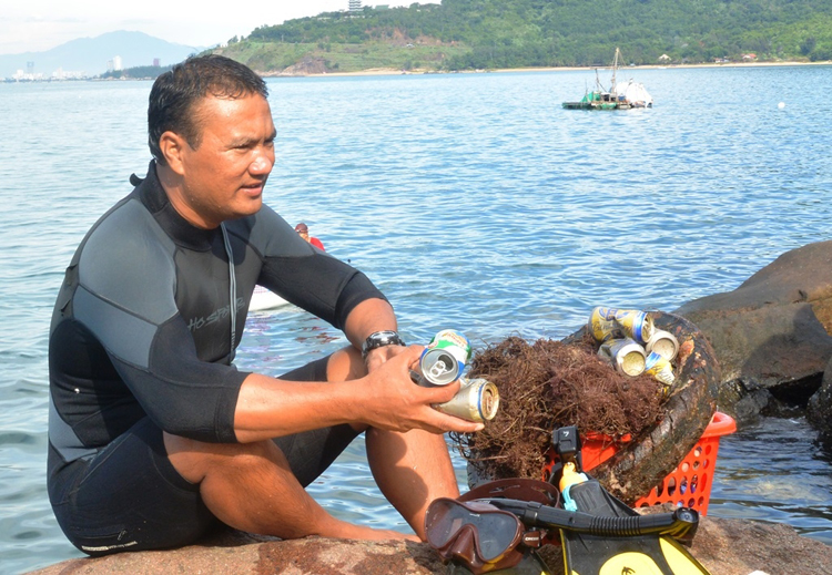 Anh Đào Đặng Công Trung bên “chiến lợi phẩm” sau một chuyến lặn biển nhặt rác.