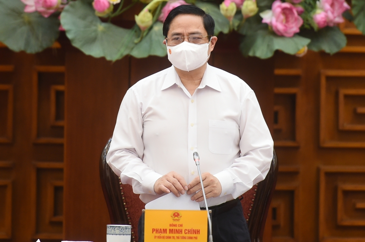 Thủ tướng Phạm Minh Chính chủ trì cuộc họp khẩn về phòng chống COVID-19.  Ảnh: VGP
