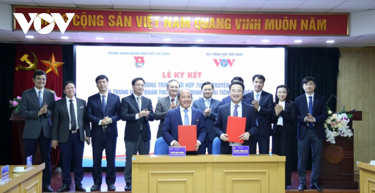 Phó Tổng Giám đốc VOV Trần Minh Hùng và Bí thư BCH Trung ương Đoàn Nguyễn Tường Lâm ký kết chương trình phối hợp có sự chứng kiến của cả 2 đơn vị.