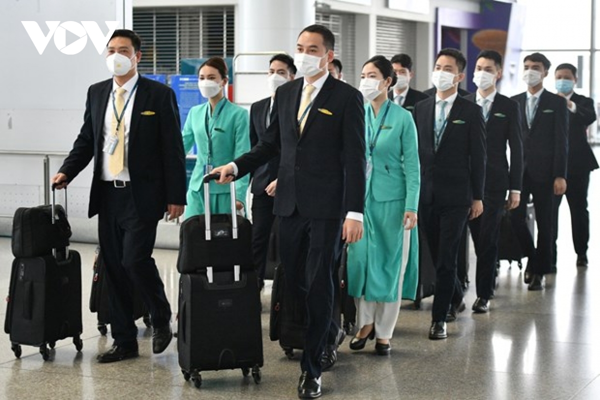12 tiếp viên Vietnam Airlines lên đường làm nhiệm vụ trên chuyến bay đầu tiên đưa công dân tại Ukraine từ Romania về nước ngày 8/3.